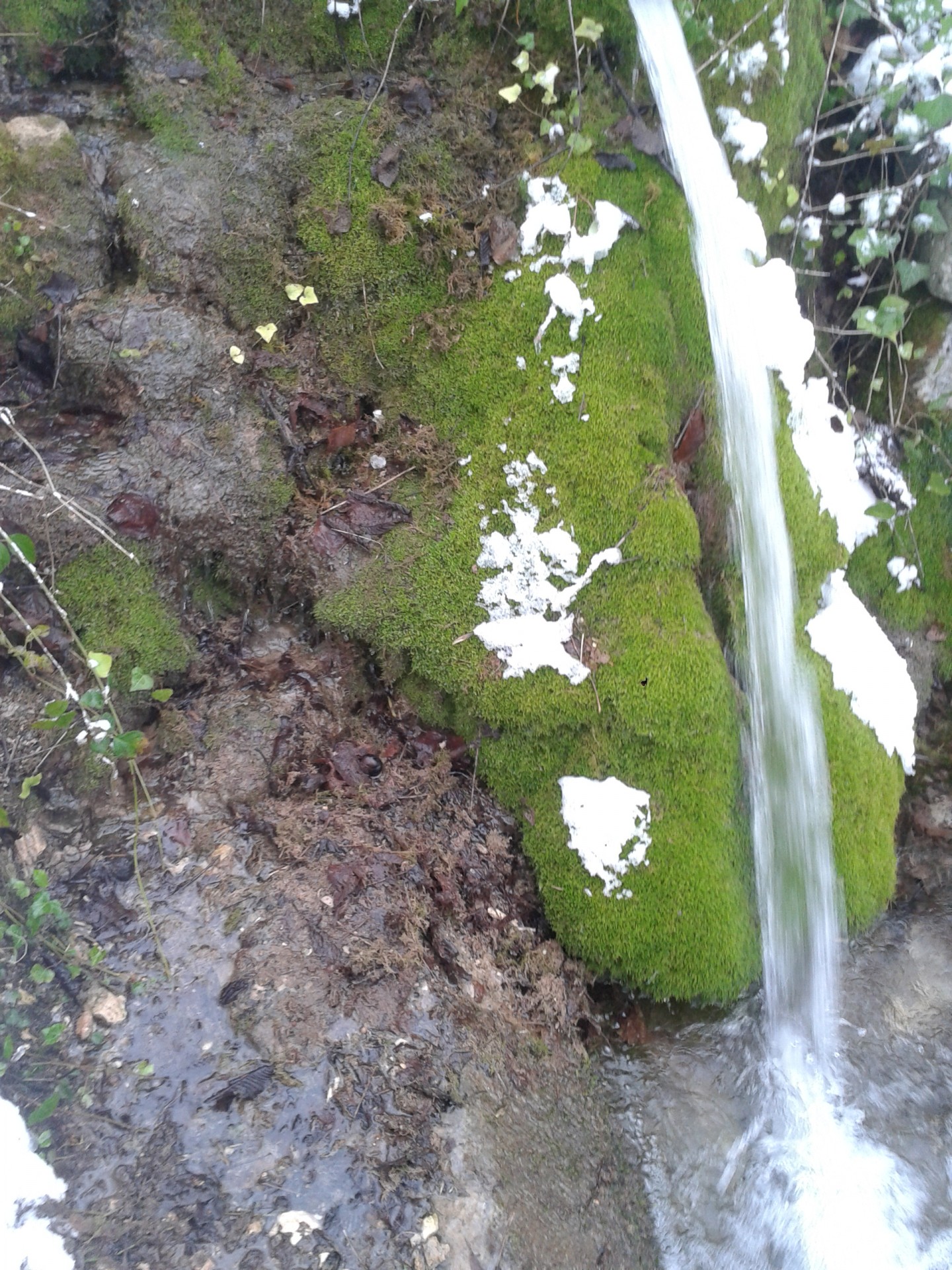 Petite cascade et son lavoir sous la neige 51